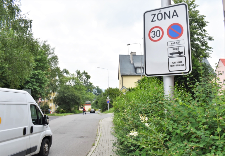 VÍCE PARKOVACÍCH MÍST PRO OSOBNÍ AUTA