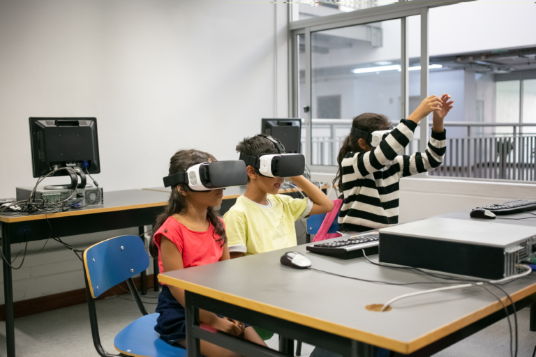 ŠKOLÁKY POSUNE KUPŘEDU VE VZDĚLÁNÍ 3D REALITA, VYBAVÍME TECHNOLOGIÍ 18 UČEBEN