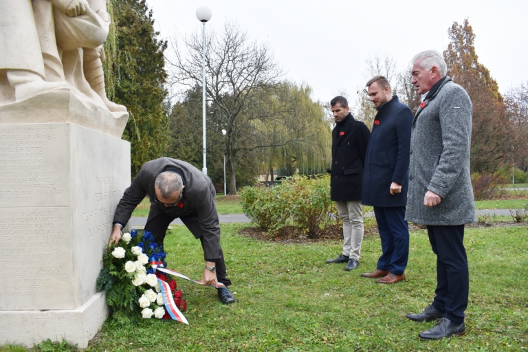 VEDENÍ MĚSTA SE POKLONILO VÁLEČNÝM VETERÁNŮM