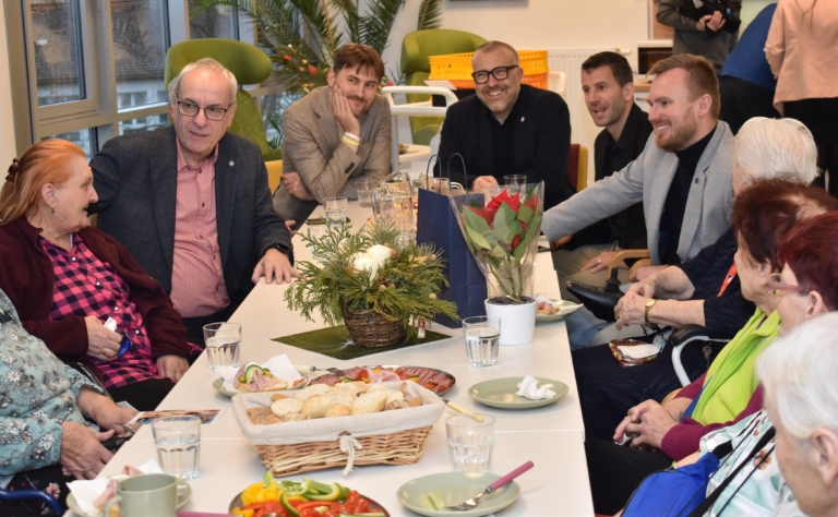 JEŽÍŠKOVA VNOUČATA. PRIMÁTOR A NÁMĚSTCI OBDAROVALI SENIORY