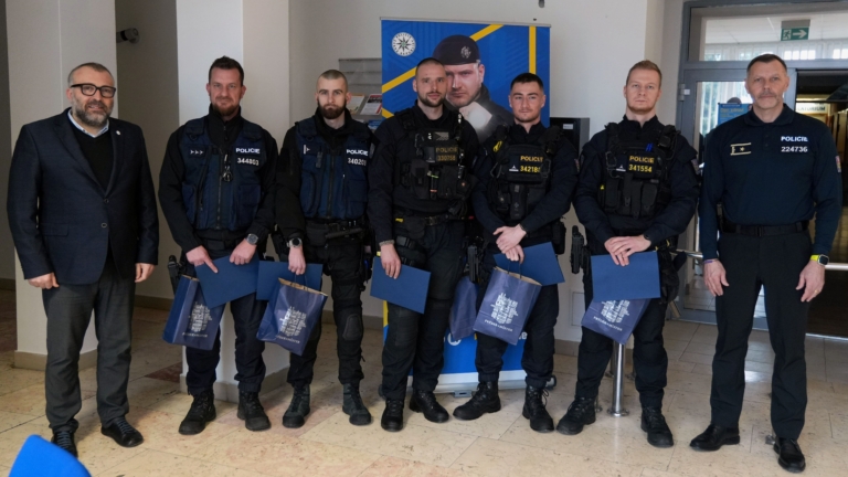 PRIMÁTOR PODĚKOVAL ZACHRÁNCŮM MUŽŮ, POD KTERÝMI SE PROBOŘIL LED