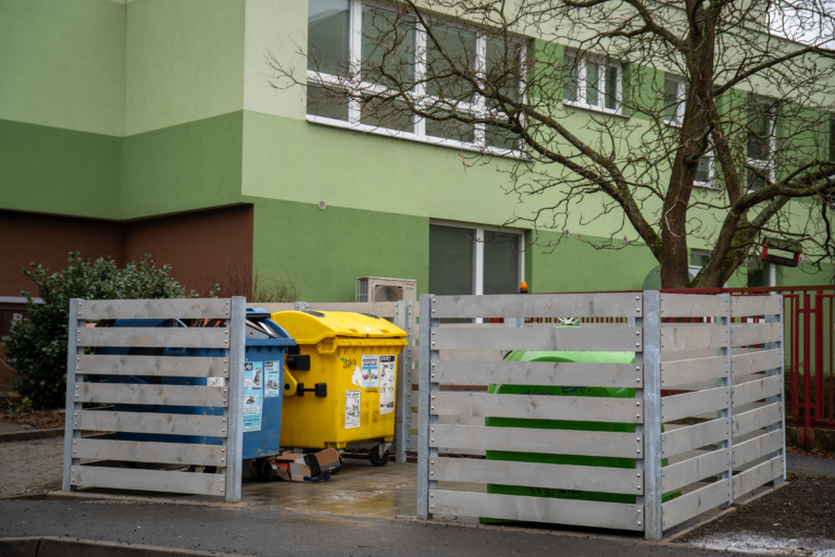 PRŮJEZDNĚJŠÍ KOMUNIKACE DÍKY ZPEVNĚNÝM STÁNÍM PRO KONTEJNERY
