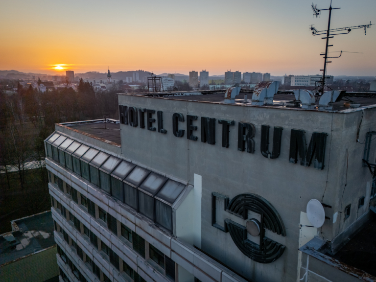 ZAČÍNÁ REKONSTRUKCE BÝVALÉHO HOTELU CENTRUM, VZNIKNE V NĚM AŽ 90 BYTŮ