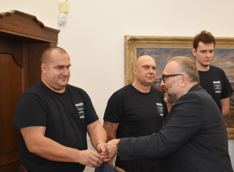PRIMÁTOR PODĚKOVAL DOBROVOLNÝM HASIČŮM ZA JEJICH NASAZENÍ BĚHEM POVODNÍ