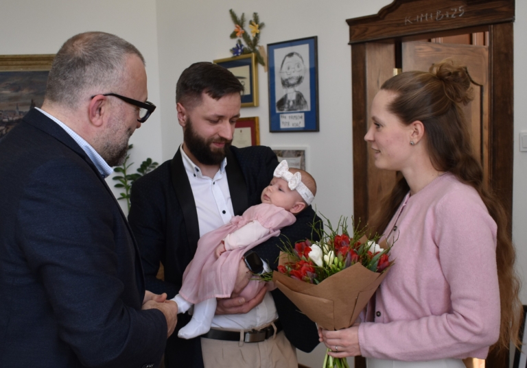 PRIMÁTOR BLAHOPŘÁL RODIČŮM PRVNÍHO MIMINKA