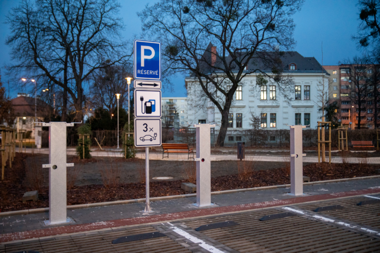 ZPROVOZNĚNÍ DOBÍJECÍCH STANIC: PARKOVIŠTĚ U SEKEROVY VILY