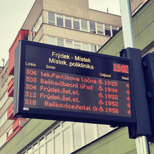 VE FRÝDKU-MÍSTKU PŘIBUDOU CHYTRÉ ZASTÁVKY. CESTUJÍCÍ BUDE INFORMOVAT JIŽ TÉMĚŘ 50 DIGITÁLNÍCH PANELŮ