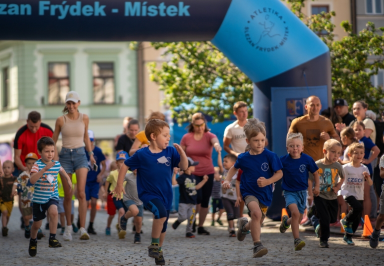 BLÍŽÍ SE 17. ROČNÍK BĚHU MEZI NÁMĚSTÍMI. TRATĚ JSOU PRO DĚTI I DOSPĚLÉ