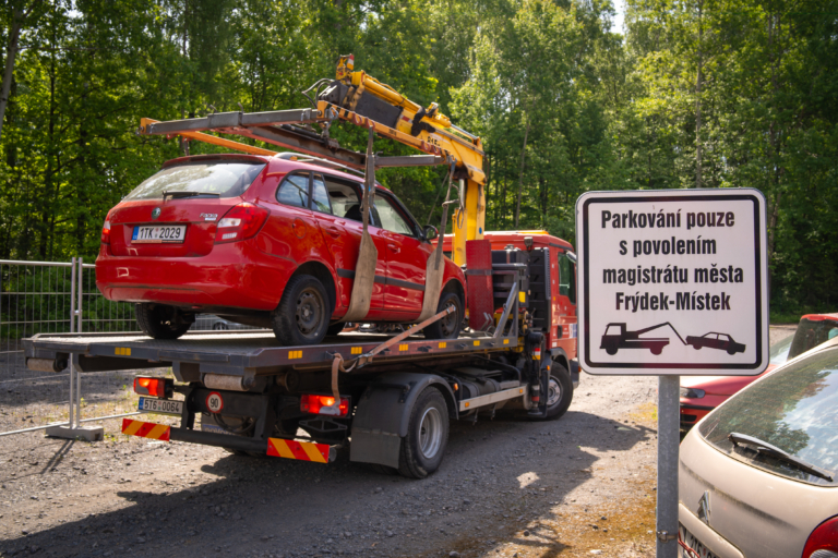 FRÝDEK-MÍSTEK POKRAČUJE V ČIŠTĚNÍ ULIC OD AUTOVRAKŮ, ZAJISTIL ODSTAVNOU PLOCHU A CHYSTÁ DRAŽBY