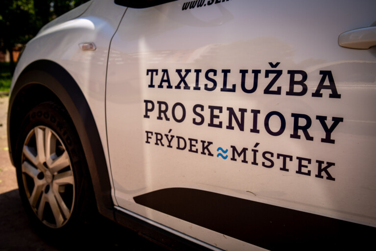 TISÍCE NAJETÝCH KILOMETRŮ. OBLIBA SENIORTAXI VE FRÝDKU-MÍSTKU JE STÁLE VĚTŠÍ