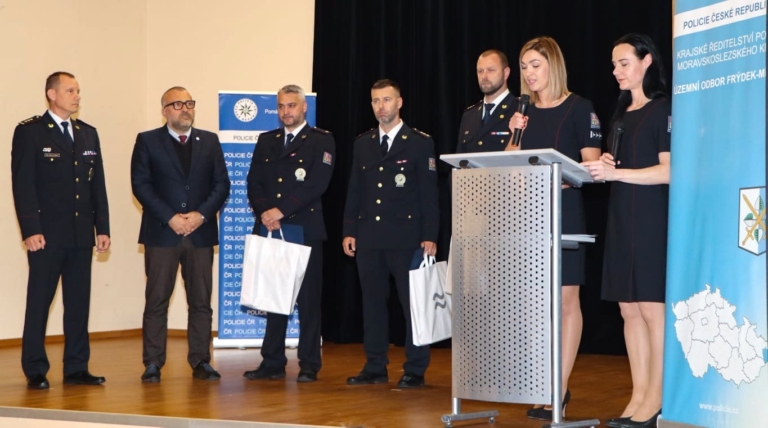 PRIMÁTOR A NÁMĚSTEK PODĚKOVALI POLICISTŮM