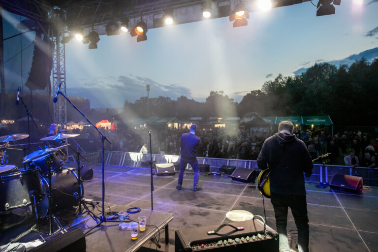 FRÝDEK-MÍSTEK SOBĚ. SWEETSEN FEST 2025 NABÍDNE 3 DNY PLNÉ HUDBY, TANCE A ZÁBAVY ZDARMA