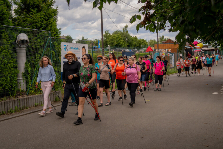 NA VÝLET I S HOLEMI. VYZKOUŠEJTE NOVÉ TRASY PRO NORDIC WALKING V OKOLÍ FRÝDKU-MÍSTKU
