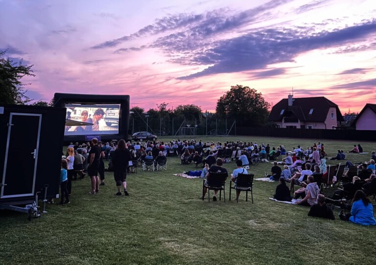ROMANTIKA POD HVĚZDAMI. LETNÍ KINO VE FRÝDKU-MÍSTKU NA 12 MÍSTECH NABÍDNE KOUZLO FILMOVÝCH VEČERŮ