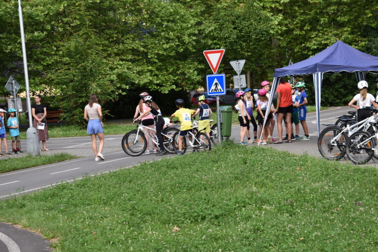ŠKOLÁCI VE FRÝDKU-MÍSTKU SOUTĚŽILI NA DOPRAVNÍM HŘIŠTI O POHÁR MĚSTSKÉ POLICIE