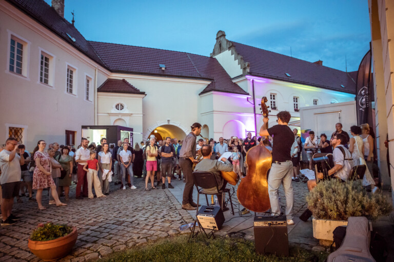 JAZZOVÉ LETNÍ VEČERY VE FRÝDKU-MÍSTKU. DORAZÍ NEJEN ČESKÉ HVĚZDY, ALE I BRITSKÁ ESA