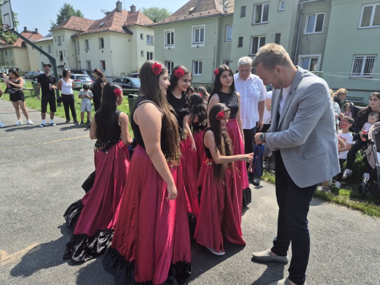 MEZINÁRODNÍ DEN ROMŮ VE FRÝDKU-MÍSTKU: OSLAVA KULTURY, JEDNOTY A POROZUMĚNÍ