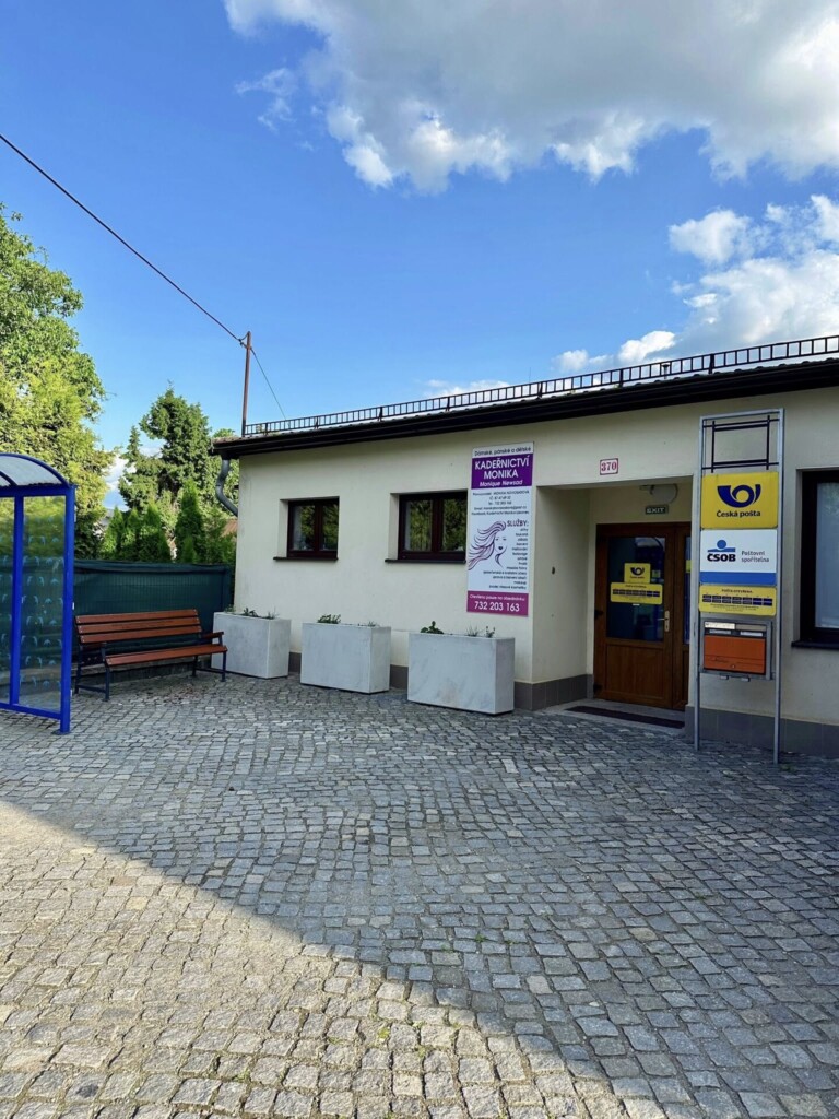 VEŘEJNÝ PROSTOR U POŽÁRNÍ ZBROJNICE ZDOBÍ NOVÉ KVĚTINÁČE