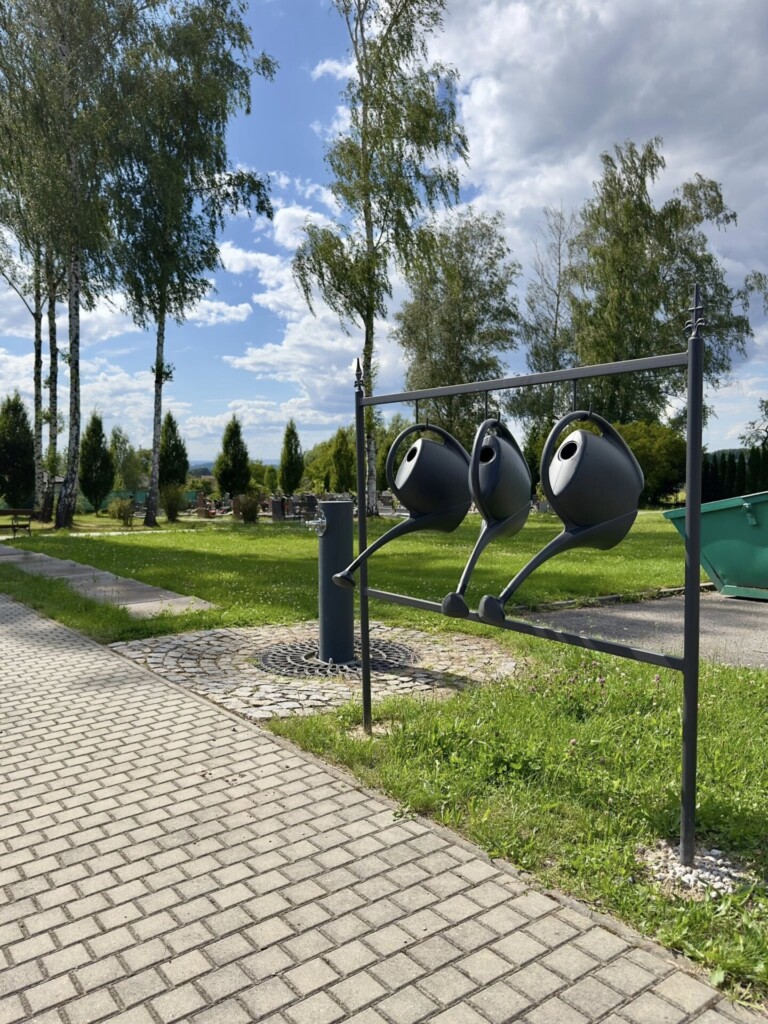 STOJANY NA PLASTOVÉ KONVE NA LÍSKOVECKÉM HŘBITOVĚ