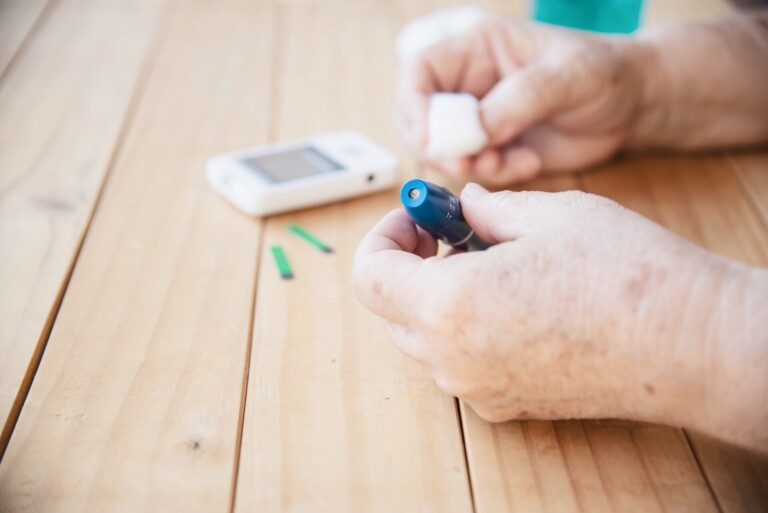 POHOTOVÍ STRÁŽNÍCI ZASTOUPILI ZÁCHRANÁŘE, POMÁHALI DIABETIKOVI V NOUZI