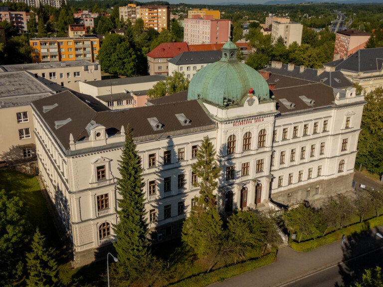 LETNÍ OPRAVY ŠKOL. MĚSTO INVESTUJE TAKÉ DO ZÁZEMÍ PRO DĚTI