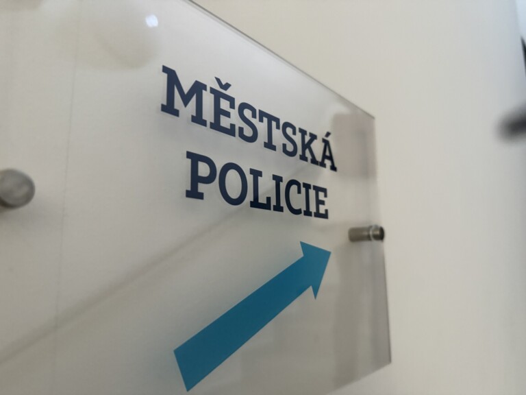 MĚSTSKÁ POLICIE POMOHLA PODNAPILÉMU MUŽI V CENTRU FRÝDKU