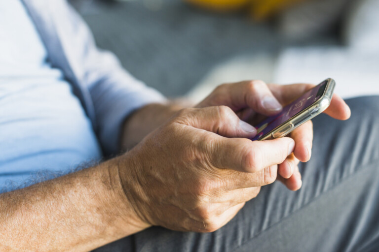 HLÍDKA MĚSTSKÉ POLICIE POMOHLA SENIOROVI ZPROVOZNIT MOBILNÍ TELEFON A OBNOVIT KONTAKT S RODINOU