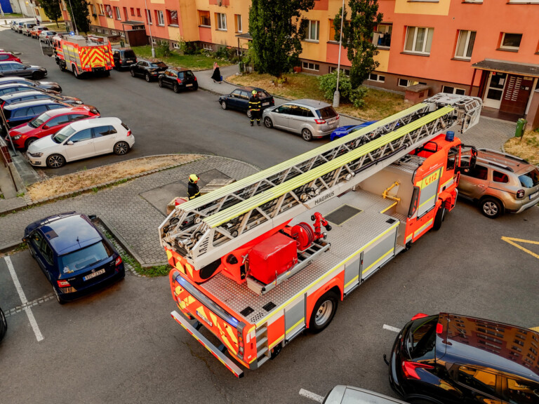 HASIČI VE FRÝDKU-MÍSTKU APELUJÍ NA ŘIDIČE – VOZIDLA ZASAHUJÍCÍ DO KOMUNIKACÍ MOHOU ZABRÁNIT ZÁCHRANĚ ŽIVOTŮ