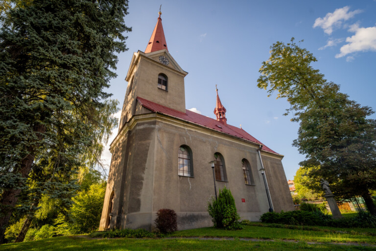 DARUJ F≈M: LÍSKOVECKÝ KOSTEL POTŘEBUJE OPRAVIT VĚŽ A HODINY, POMŮŽE SBÍRKA