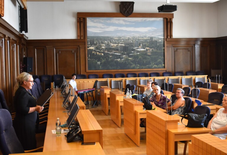 SLAVNOSTNÍ PŘEDÁNÍ DEKRETŮ K BYTŮM