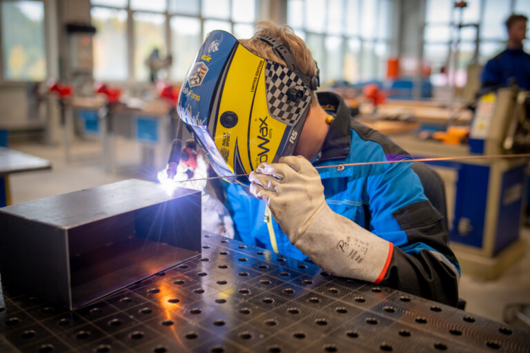 NA ZÁMECKÉ NÁMĚSTÍ „PŘIJEDOU“ SÁŇKY. NOVOU POKLADNIČKU PRO VÁNOČNÍ SBÍRKU VYRÁBĚJÍ STUDENTI