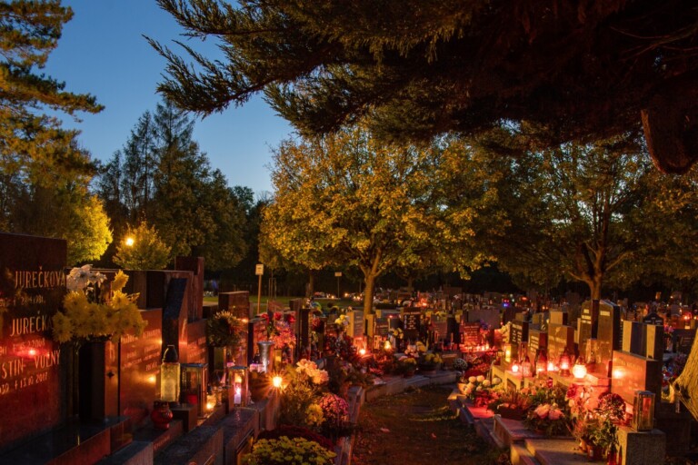 HŘBITOVY BUDOU OD PÁTKU OTEVŘENY DÉLE. MĚSTSKÁ POLICIE POSÍLÍ DOHLED
