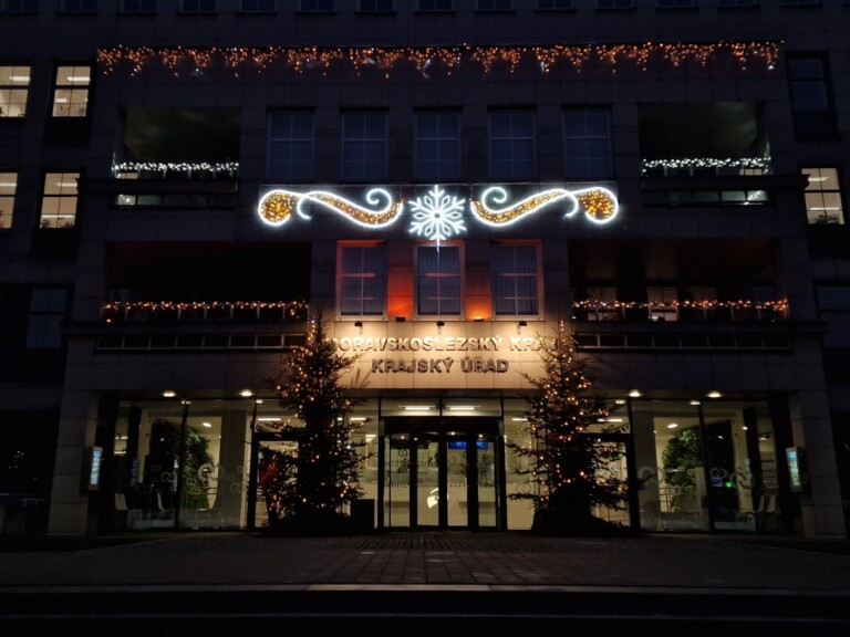 VÁNOČNÍ DAR FRÝDKU-MÍSTKU. DVĚ KRÁSKY Z FRÝDECKÉHO LESA ZDOBÍ KRAJSKÝ ÚŘAD V OSTRAVĚ