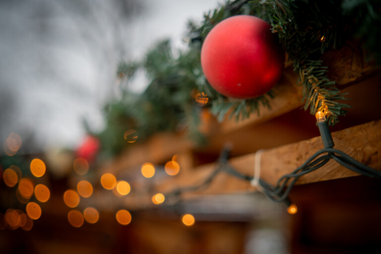 ADVENTNÍ NOVINKA V PARKU: BRUSLENÍ POD ŠIRÝM NEBEM. KLUZIŠTĚ SE OTEVÍRÁ VEŘEJNOSTI