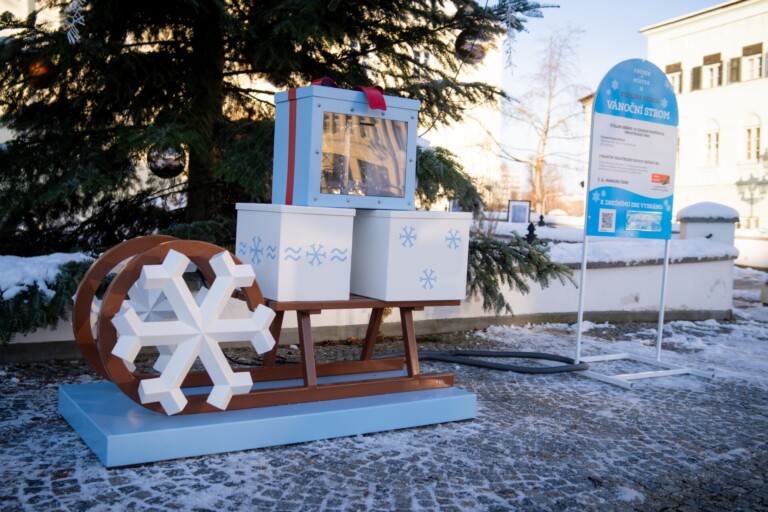 ORIGINÁLNÍ SÁNĚ ZAPARKOVALY PŘED ZÁMKEM. VÁNOČNÍ SBÍRKA ZAČALA, NOVĚ LZE PŘISPÍVAT NA DVOU MÍSTECH