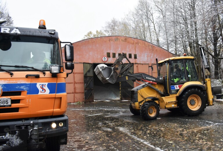 OD LISTOPADU PLATÍ ZIMNÍ ÚDRŽBA. MĚSTO MÁ VE SKLADU TUNY SOLI, LIDÉ I TECHNIKA JSOU V POHOTOVOSTI