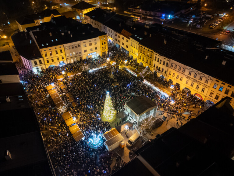 ZVEME VÁS NA ROZSVĚCOVÁNÍ VÁNOČNÍCH STROMŮ A ADVENTNÍ MĚSTEČKO 2025