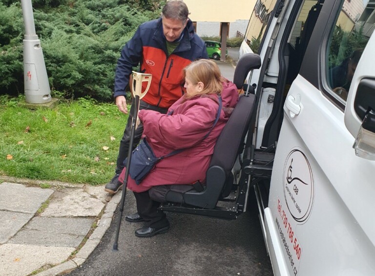 DARUJ F≈M POKRAČUJE. ZASTUPITELÉ MĚSTA PRODLOUŽILI SBÍRKU NA NOVÉ BEZBARIÉROVÉ VOZIDLO