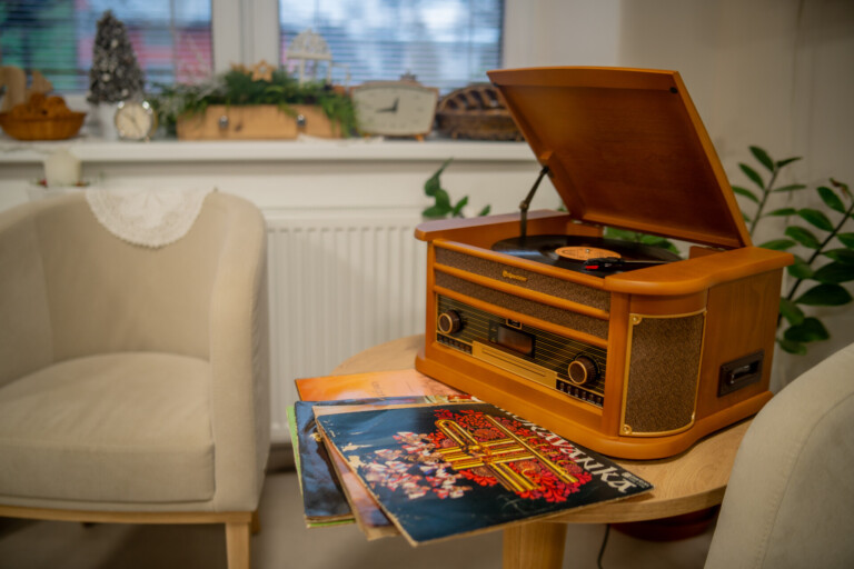 VEDENÍ MĚSTA V ROLI JEŽÍŠKOVÝCH VNOUČAT POTĚŠILO SENIORY VÁNOČNÍM PŘEKVAPENÍM