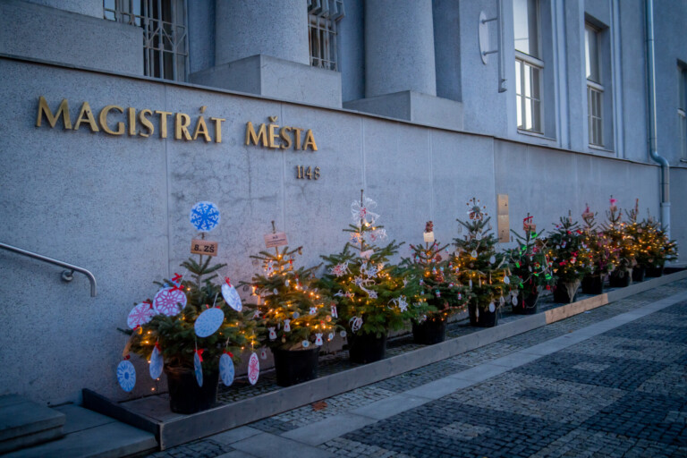 DĚTI OPĚT ROZZÁŘILY MAGISTRÁT. MĚSTO V OBLÍBENÉ TRADICI ZDOBENÍ STROMEČKŮ POKRAČUJE I LETOS