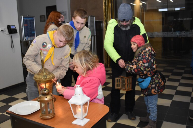 ODNESTE SI DOMŮ BETLÉMSKÉ SVĚTLO Z FRÝDECKÉ RADNICE