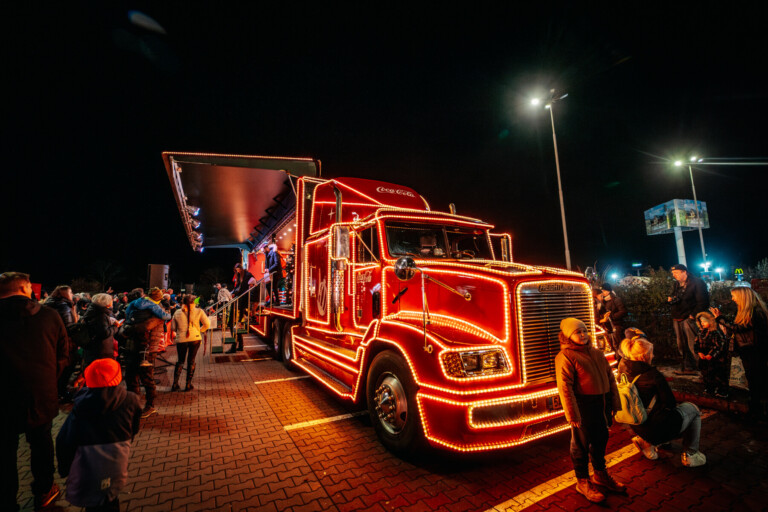 KAMION COCA-COLA PŘIVEZE DO FRÝDKU SVĚTOVÉ VÁNOCE. AKCE NA NÁMĚSTÍ POMŮŽE CHARITĚ