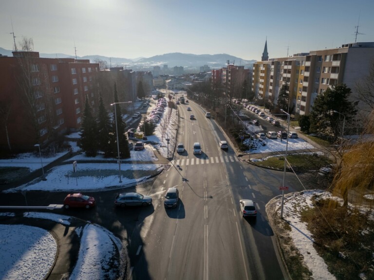 ŘIDIČI PŘEKRAČUJÍ RYCHLOST VE VYSOKÝCH PROCENTECH PŘÍPADŮ. MĚSTO ZVAŽUJE PRVNÍ RADAR, A TO NA RIZIKOVÉ BRUZOVSKÉ
