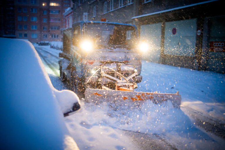 CO RADÍ POLICISTÉ A HASIČI ANEB KDYŽ ZIMA ZKOMPLIKUJE DOPRAVU