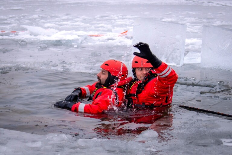 HASIČI NACVIČOVALI NA PŘEHRADĚ ZÁCHRANU PROBOŘENÉHO ČLOVĚKA