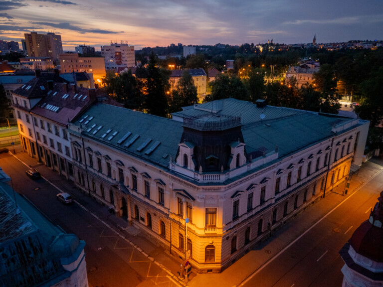 OŽIVENÍ TRADICE: NÁVRAT MÓDNÍCH PŘEHLÍDEK DO NÁRODNÍHO DOMU