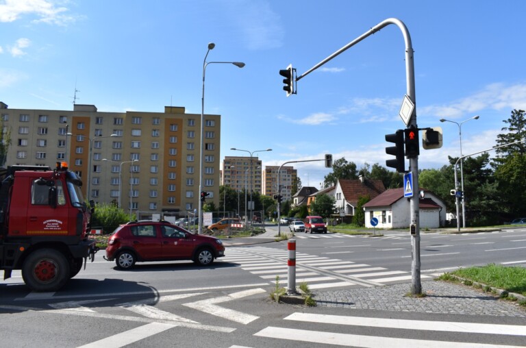 DOČASNÉ NEFUNKČNÍ SVĚTELNÉ SIGNALIZAČNÍ ZAŘÍZENÍ: KŘIŽOVATKA UL. HLAVNÍ A DOBROVSKÉHO