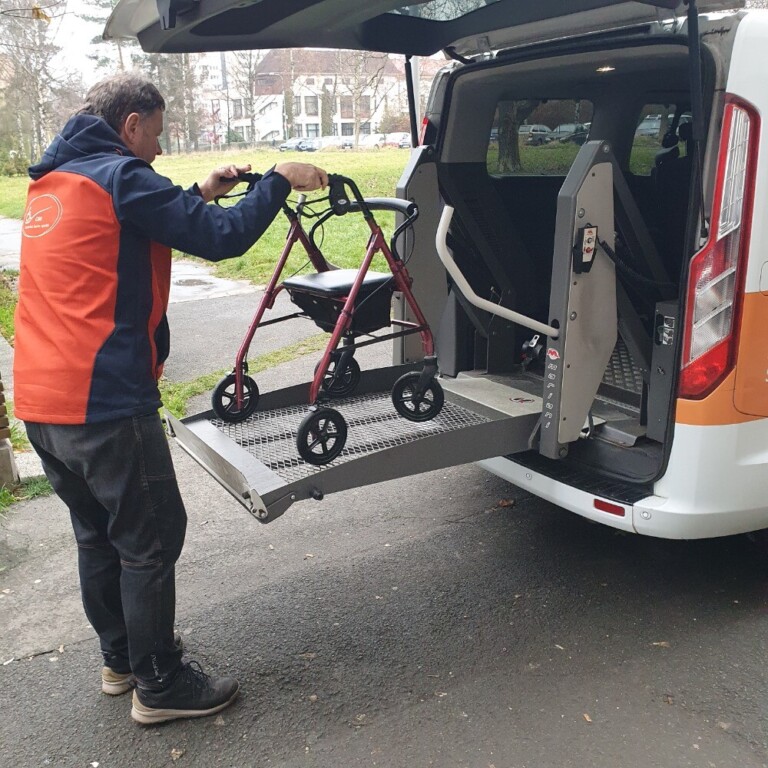 DARUJ F≈M: POSLEDNÍ ŠANCE PŘISPĚT. SBÍRKA NA NOVÉ BEZBARIÉROVÉ VOZIDLO KONČÍ V BŘEZNU