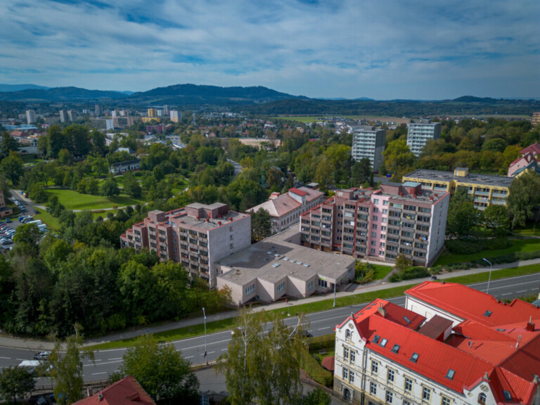 SENIOŘI SI POCHVALUJÍ FUNGOVÁNÍ V BÝVALÉM PENZIONU NA LÍSKOVECKÉ