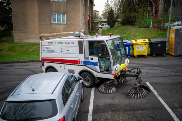 VE FRÝDKU-MÍSTKU ZAČALO TAKÉ BLOKOVÉ ČIŠTĚNÍ. TECHNICKÉ SLUŽBY POSÍLÍ NOVÝ ZAMETAČ